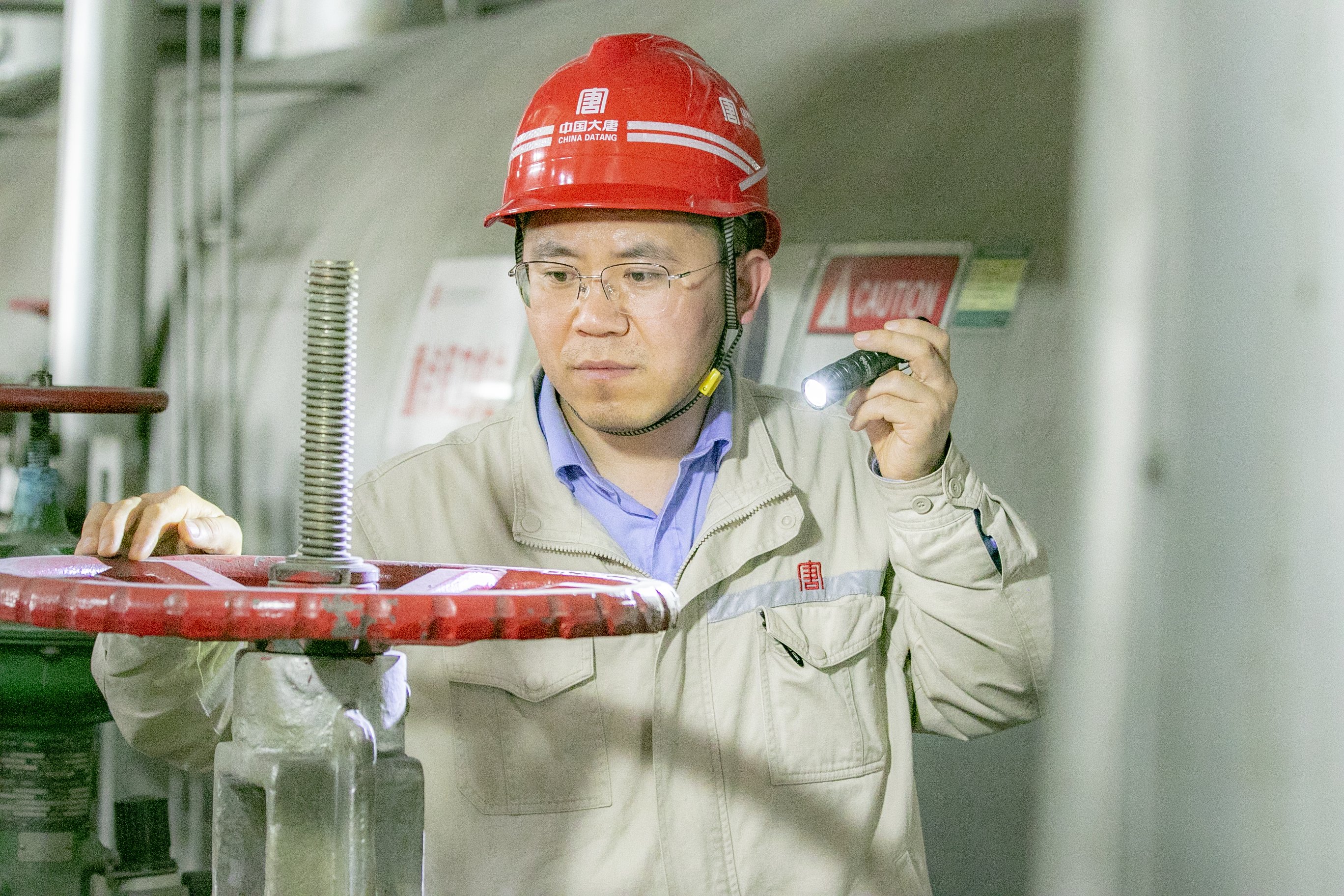 楊旭輝在生產(chǎn)現(xiàn)場(chǎng)精心巡檢 (2).jpg